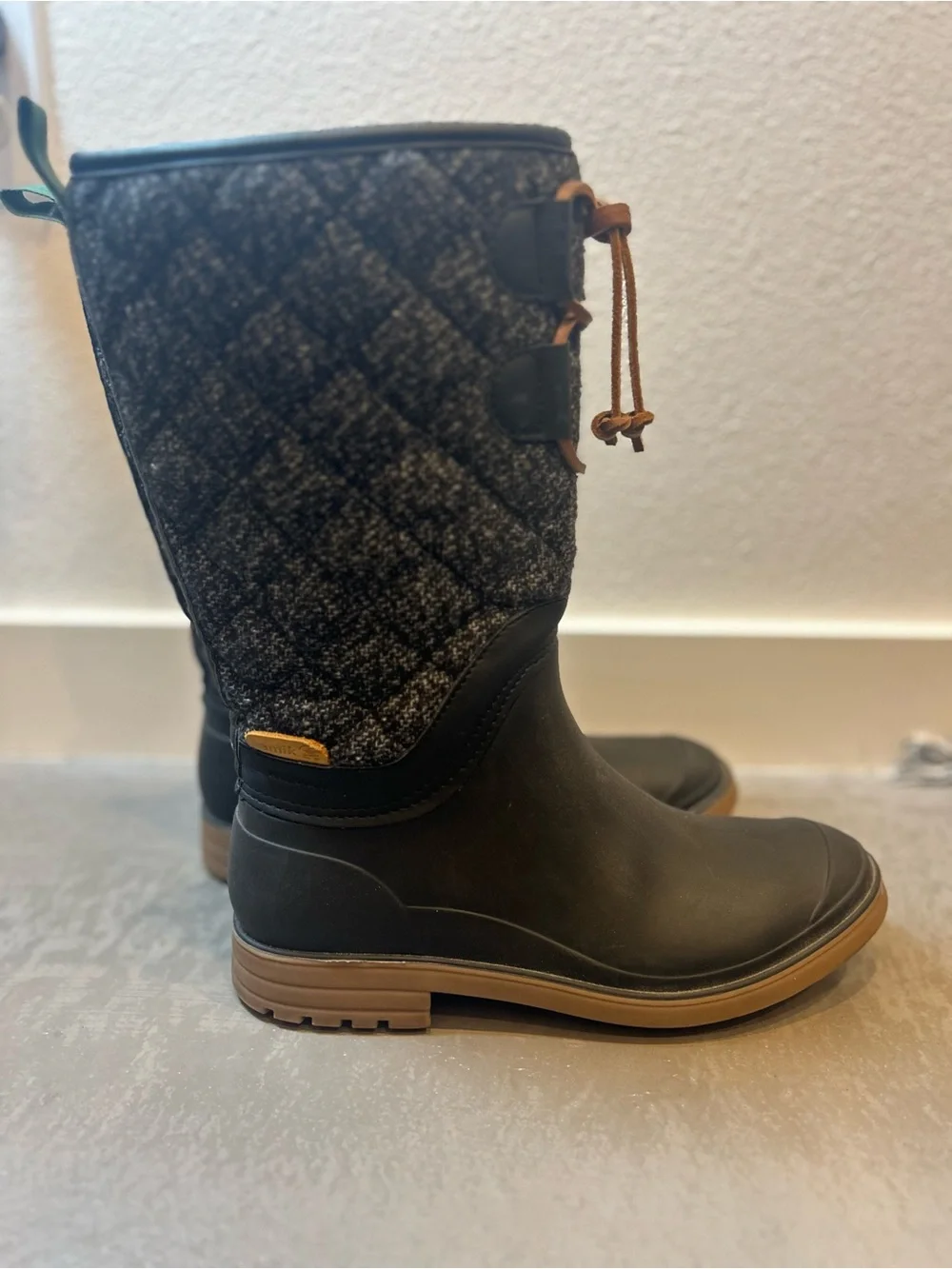 Kamik Abigail Black Grey Quilted PullOn Winter Rain Boots Size 8 Waterproof Base